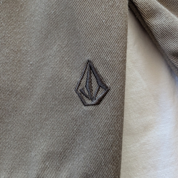 Boys Volcom Khaki Shorts, size 27 - Picture 2 of 5